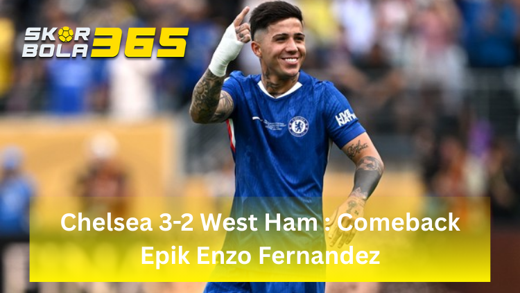 Enzo Fernandez pemain Chelsea bertato di lengan bawah, mengenakan jersey biru, tersenyum lebar sambil menunjuk ke atas dengan satu jari, terdapat logo SKORBOLA365 di pojok kiri atas dan teks "Chelsea 3-2 West Ham : Comeback Epik Enzo Fernandez" pada bilah kuning di bagian bawah.