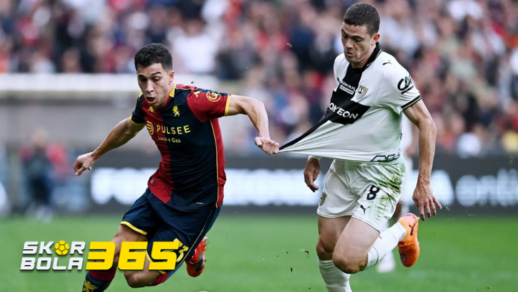 Pemain Parma dan Genoa berduel memperebutkan bola dalam pertandingan Liga Italia yang berakhir imbang, lengkap dengan logo SKORBOLA365 di pojok kiri bawah.
