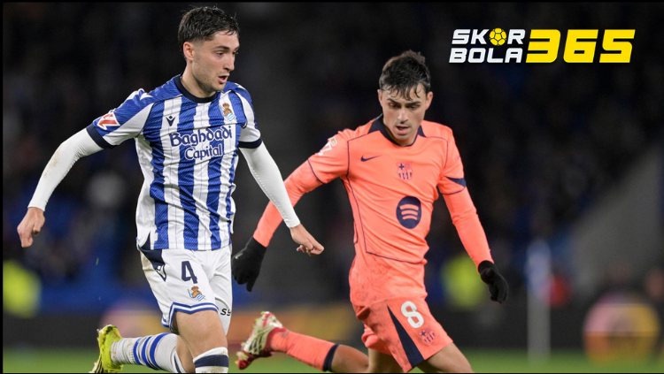 Pemain Barcelona Pedri mengenakan jersey oranye sedang berebut bola dengan pemain Real Sociedad dalam pertandingan La Liga, terdapat logo SKORBOLA365 di pojok kanan atas.