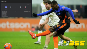 Aksi pemain Inter Milan bernomor punggung 14 saat menendang bola dalam laga melawan Pisa, menampilkan papan skor digital Inter 6-2 Pisa di pojok kiri atas dan logo SKORBOLA365 di pojok kanan bawah.