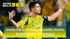 Cristiano Ronaldo mengenakan jersey kuning Al-Nassr dengan ban kapten hitam, mengangkat kedua tangan dengan ekspresi bangga, terdapat logo SKORBOLA365 di pojok kiri atas dan teks "Istana Baru Cristiano Ronaldo Senilai Rp500 Miliar di Portugal" pada bilah kuning di bawah.