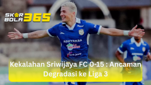 Pemain lawan merayakan gol dengan merentangkan tangan dalam pertandingan melawan Sriwijaya FC, terdapat logo SKORBOLA365 di pojok kiri atas dan teks kuning berbunyi "Kekalahan Sriwijaya FC 0-15 : Ancaman Degradasi ke Liga 3" di bagian bawah.