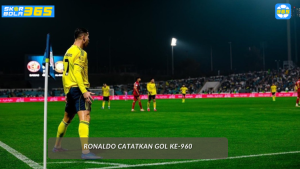 Cristiano Ronaldo merayakan gol ke-960 karirnya untuk Al Nassr melawan Damac di Liga Arab Saudi.