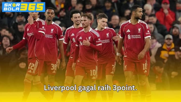 Pemain Liverpool berebut bola saat laga kandang berakhir imbang