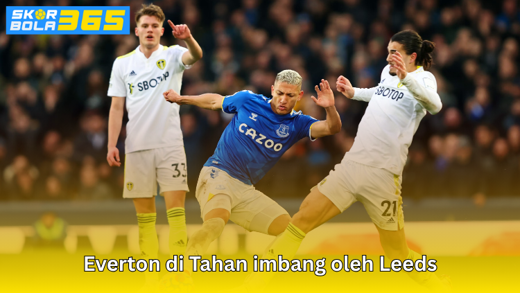 Pemain Everton berebut bola dengan Leeds United dalam laga Liga Inggris yang berakhir imbang