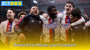 Para pemain Lyon merayakan kemenangan usai comeback dramatis berkat kartu merah lawan