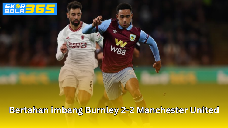 Pemain Burnley berduel dengan pemain Manchester United dalam laga yang berakhir imbang 2-2