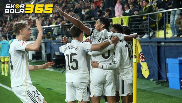 Pemain Real Madrid merayakan gol bersama di dekat bendera sudut lapangan dalam pertandingan LaLiga