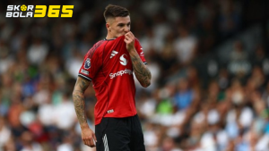 Pemain Manchester United mencetak gol penentu di menit akhir laga Liga Inggris