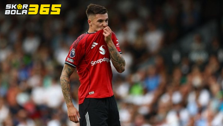 Pemain Manchester United mencetak gol penentu di menit akhir laga Liga Inggris