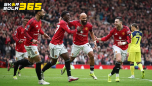 Pemain Manchester United merayakan gol bersama rekan setim dalam pertandingan liga di Stadion Old Trafford