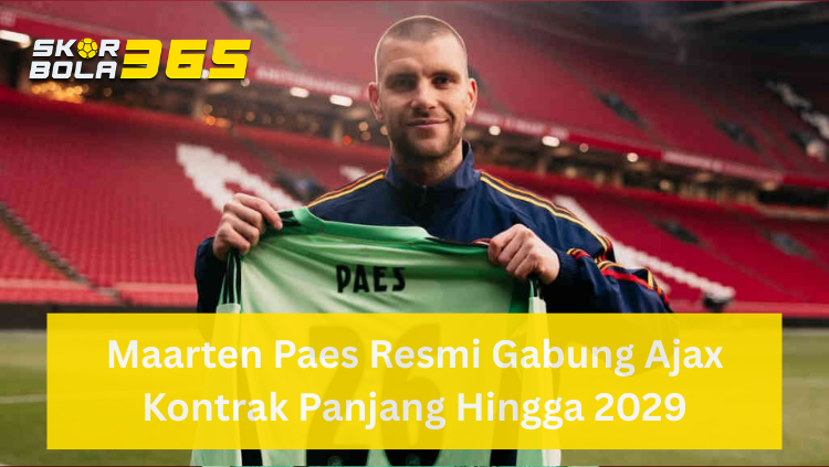 Maarten Paes mengenakan jaket biru navy tersenyum sambil memegang jersey kiper Ajax berwarna hijau bertuliskan "PAES", berlatar belakang tribun stadion merah yang megah, terdapat logo SKORBOLA365 di pojok kiri atas dan teks "Maarten Paes Resmi Gabung Ajax Kontrak Panjang Hingga 2029" pada bilah kuning di bagian bawah.
