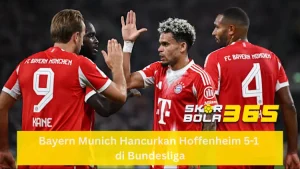 Tiga pemain Bayern Munich mengenakan jersey merah; Leroy Sane melakukan high-five dengan rekan setimnya, terlihat Harry Kane (nomor 9) dari arah belakang, terdapat logo SKORBOLA365 di pojok kanan bawah dan teks "Bayern Munich Hancurkan Hoffenheim 5-1 di Bundesliga" pada bilah biru di bagian bawah.