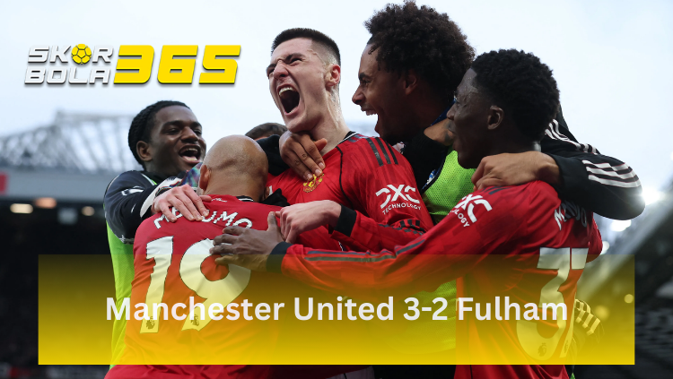 Benjamin Šeško berteriak histeris merayakan gol kemenangan bersama rekan setim Manchester United seperti Kobbie Mainoo, mengenakan jersey merah di Old Trafford, terdapat logo SKORBOLA365 di pojok kiri atas dan teks "Manchester United 3-2 Fulham" pada bilah kuning di bagian bawah.