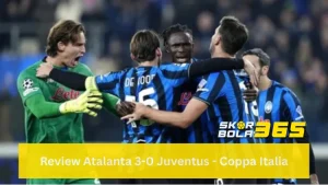 Empat pemain Atalanta mengenakan jersey biru-hitam sedang merayakan kemenangan dengan saling berpelukan, di samping mereka terlihat seorang kiper mengenakan jersey hijau yang berteriak gembira, terdapat logo SKORBOLA365 di pojok kanan bawah dan teks "Review Atalanta 3-0 Juventus - Coppa Italia" pada bilah kuning di bagian bawah.
