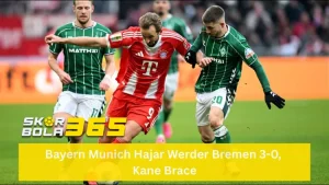 Aksi Harry Kane mengenakan jersey merah Bayern Munich sedang menggiring bola dengan lincah di antara hadangan dua pemain Werder Bremen berjersey hijau-putih di lapangan Allianz Arena; terdapat logo SKORBOLA365 kuning di pojok kiri bawah dan teks "Bayern Munich Hajar Werder Bremen 3-0, Kane Brace" pada bilah kuning di bagian bawah.
