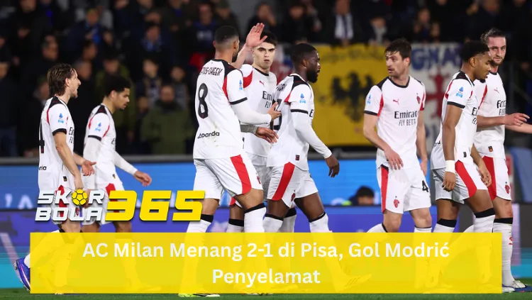 Para pemain AC Milan mengenakan jersey putih dengan aksen merah-hitam sedang berjalan di lapangan hijau; terlihat Luka Modrić (nomor 10) sedang diberi selamat oleh rekan setimnya setelah mencetak gol; terdapat logo SKORBOLA365 kuning di pojok kiri bawah dan teks "AC Milan Menang 2-1 di Pisa, Gol Modrić Penyelamat" pada bilah kuning di bagian bawah.