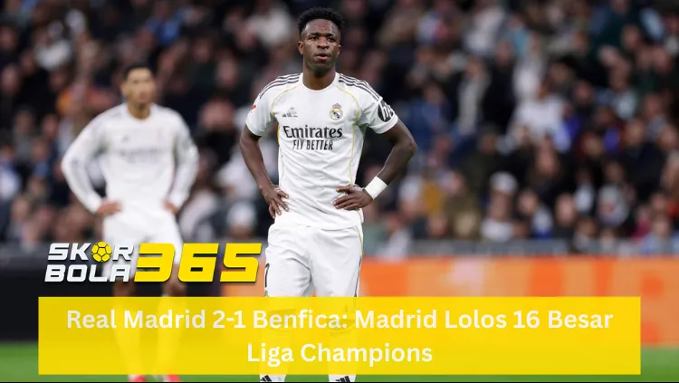 Vinicius Jr, pemain Real Madrid berjersey putih, berdiri di tengah lapangan dengan ekspresi tenang namun serius; di latar belakang tampak Jude Bellingham yang buram sedang berdiri; terdapat logo SKOR BOLA 365 kuning di pojok kiri tengah dan teks "Real Madrid 2-1 Benfica: Madrid Lolos 16 Besar Liga Champions" pada bilah kuning di bagian bawah.