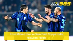 Tiga pemain Inter Milan mengenakan jersey kandang biru-hitam sedang merayakan gol dengan saling merangkul dan tertawa gembira di lapangan, terdapat logo SKORBOLA365 di pojok kanan atas dan teks "Inter Milan Lolos ke Semifinal Coppa Italia Taklukan Torino" pada bilah kuning di bagian bawah.