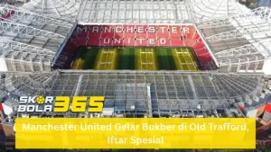 Foto udara (bird's-eye view) Stadion Old Trafford yang megah dengan tulisan "MANCHESTER UNITED" di kursi tribun merah; terdapat logo SKORBOLA365 kuning di kiri bawah dan teks "Manchester United Gelar Bukber di Old Trafford, Iftar Spesial" pada bilah kuning di bagian bawah.