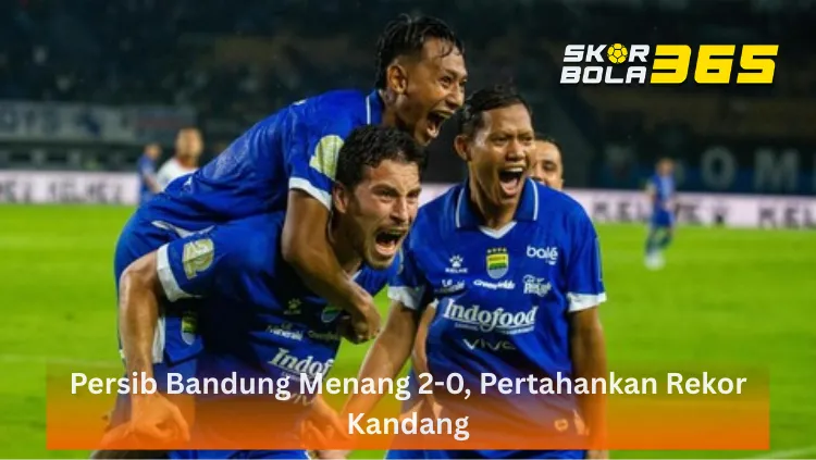 Tiga pemain Persib Bandung mengenakan jersey biru kebanggaan sedang merayakan gol dengan sangat ekspresif; satu pemain menggendong rekannya sementara pemain lainnya berteriak gembira di depan kamera, terdapat logo SKORBOLA365 di pojok kanan atas dan teks "Persib Bandung Menang 2-0, Pertahankan Rekor Kandang" pada bilah oranye transparan di bagian bawah.