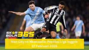 Duel perebutan bola antara pemain Manchester City berjersey biru langit (Etihad Airways) dengan pemain Newcastle United berjersey strip hitam-putih (Sela); pemain City mencoba melindungi bola saat ditekel oleh pemain Newcastle di tengah lapangan; terdapat logo SKORBOLA 365 di pojok kiri bawah dan teks "Man City vs Newcastle: Prediksi Liga Inggris 22 Februari 2026" pada bilah kuning di bagian bawah.