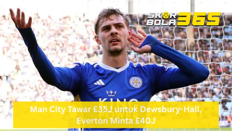 Kiernan Dewsbury-Hall mengenakan jersey biru Leicester City dengan logo King Power, melakukan selebrasi dengan tangan di telinga dan satu tangan terangkat di depan jaring gawang, terdapat logo SKORBOLA365 kuning di pojok kanan atas dan teks "Man City Tawar £35J untuk Dewsbury-Hall, Everton Minta £40J" pada bilah kuning di bagian bawah.