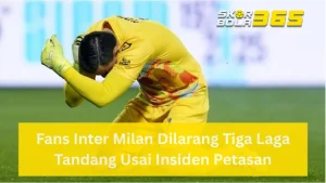 Seorang kiper sepak bola mengenakan jersey kuning sedang berlutut menunduk dengan tangan memegang kepala di atas lapangan hijau, terdapat logo SKORBOLA365 di pojok kanan atas dan teks "Fans Inter Milan Dilarang Tiga Laga Tandang Usai Insiden Petasan" pada bilah kuning di bagian bawah.
