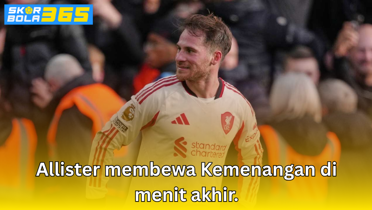 Alisson Becker tersenyum usai membawa Liverpool meraih kemenangan di menit akhir