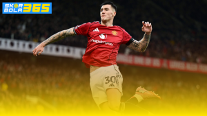 Benjamin Šeško mengenakan jersey Manchester United saat mencetak gol kemenangan di pertandingan Premier League
