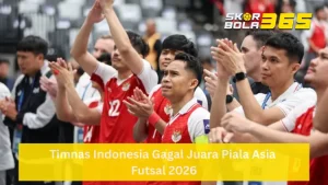Para pemain Timnas Futsal Indonesia mengenakan jersey merah putih sedang bertepuk tangan ke arah penonton dengan ekspresi wajah sedih dan lesu di pinggir lapangan, terdapat logo SKORBOLA365 di pojok kanan atas dan teks "Timnas Indonesia Gagal Juara Piala Asia Futsal 2026" pada bilah kuning di bagian bawah.