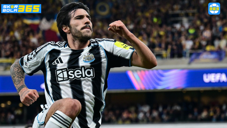 Sandro Tonali berseragam Newcastle United dengan logo Manchester United di latar belakang, mengisyaratkan transfer incaran Setan Merah yang dilaporkan SKOR BOLA 365.