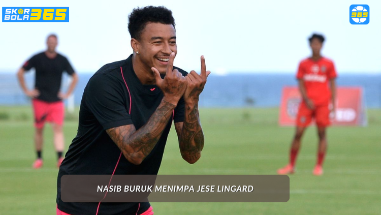Jesse Lingard tersenyum tipis mengenakan jersey Corinthians di stadion, menunjukkan harapan baru di Brasil setelah perusahaan bangkrut Rp33 M