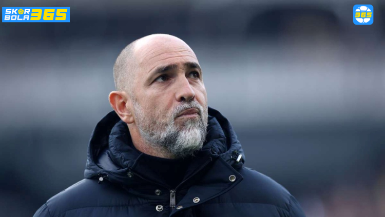 lustrasi krisis Tottenham Hotspur dengan pelatih Igor Tudor tertunduk lesu, analisis eksklusif dari SKOR BOLA 365 tentang ancaman degradasi.
