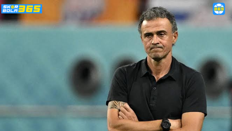 Bos PSG, Luis Enrique, terlihat serius memberikan instruksi taktik waspadai kebangkitan Chelsea di leg kedua Liga Champions, analisis eksklusif SKOR BOLA 365.