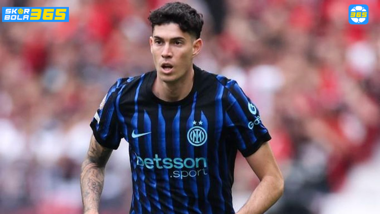 Alessandro Bastoni mulai goyah di Inter Milan. Barcelona menjadi tujuan utama menurut laporan SKOR BOLA 365, meski Liverpool mengintai.