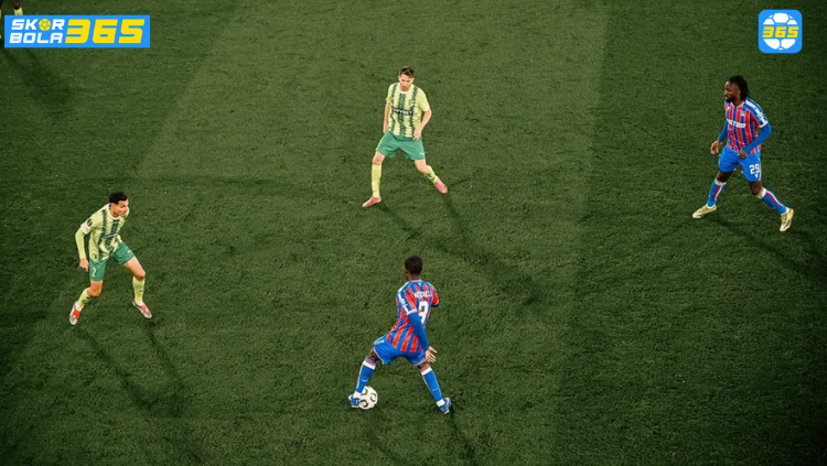 Pemain sayap Crystal Palace, Ismaila Sarr, melakukan selebrasi usai mencetak gol ke gawang AEK Larnaca pada laga UEFA Europa League. SKOR BOLA 365 dokumentasi momen kemenangan The Eagles.