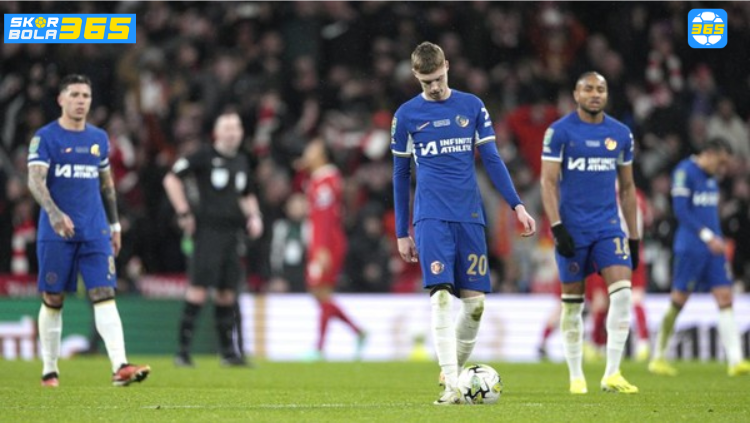 Pemain Chelsea terlihat kecewa setelah kekalahan; SKOR BOLA 365 analisis absennya pemimpin di lapangan.