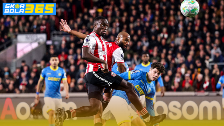 Pemain Brentford berebut bola dengan pemain tim berbaju biru dalam pertandingan sepak bola Liga Inggris di stadion penuh penonton