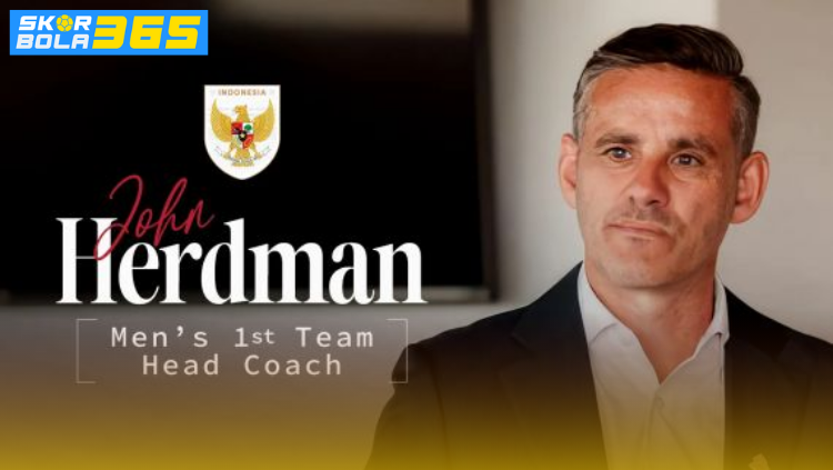 Potret John Herdman mengenakan jas sebagai pelatih kepala tim nasional Indonesia dengan latar logo Garuda.