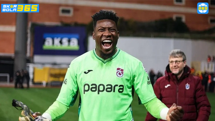 Andre Onana tersenyum sambil memegang kontrak, ilustrasi kenaikan gaji dari Man United saat dipinjamkan ke Trabzonspur. SKOR BOLA 365.