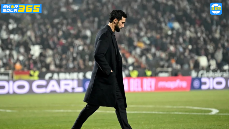 Pelatih Arbeloa memimpin sesi latihan Real Madrid Castilla sambil memegang taktik. Analisis SKOR BOLA 365 menyebut gelar jadi kunci nasibnya.