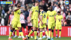 Ilustrasi pemain Tottenham murung setelah kekalahan, analisis SKOR BOLA 365 tentang potensi degradasi