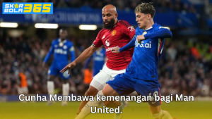 Matheus Cunha berduel dengan pemain lawan saat membantu Manchester United meraih kemenangan dalam pertandingan kompetitif