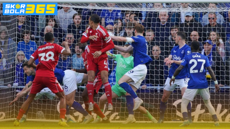 Pemain Liverpool dan Everton berebut bola di depan gawang dalam laga Derby Merseyside yang berlangsung panas