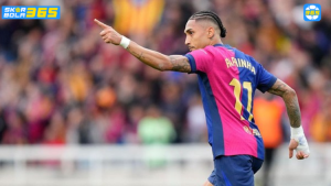 Raphinha murka soal rumor transfer, tuduh ada pihak tak suka dirinya di Barcelona. SKOR BOLA 365.