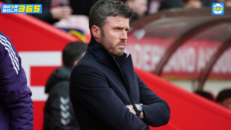 Michael Carrick tersenyum santai setelah Sunderland imbang 2-2 lawan MU. Analisis SKOR BOLA 365.