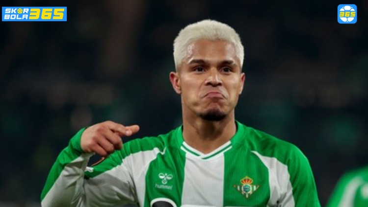 Pemain Real Betis berambut pirang melakukan selebrasi emosional saat pertandingan La Liga berlangsung.