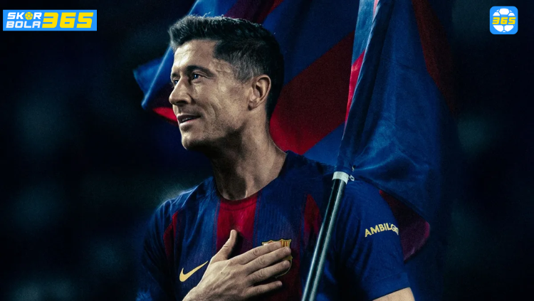 Robert Lewandowski menunjuk dada seragam Barcelona dengan tulisan SKOR BOLA 365