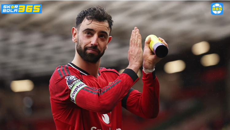 Bruno Fernandes merayakan gol bersama Manchester United usai dinobatkan sebagai Pemain Terbaik Premier League 2025/2026 versi SKOR BOLA 365